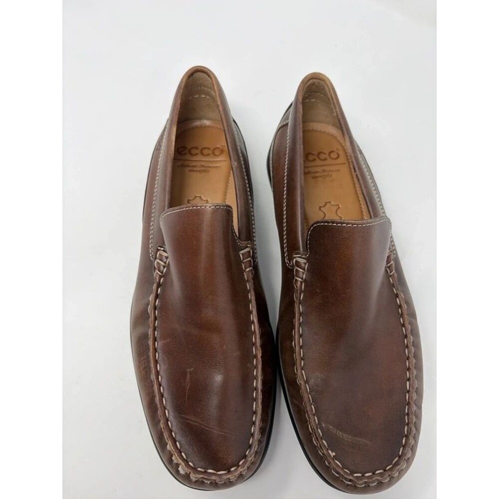 Men’s Ecco loafers brown size 41 scratches to the front by toes